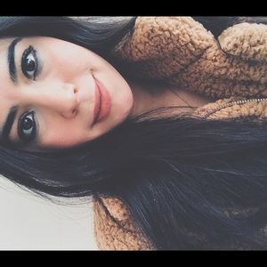 Meet your Posher, Daniela